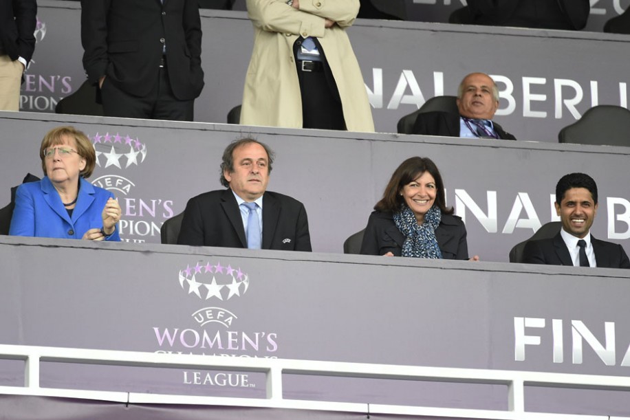 La jefa del gobierno de Alemania, Angela Merkel (izquierda); presidente de la UEFA, Michel Platini; y el presidente del PSG, el catarí Nasser Al-Khelaifi, en el palco de autoridades del estadio Friedrich-Ludwig-Jahn-Sportpark, de Berlín, Alemania (foto Team Pics/PSG).