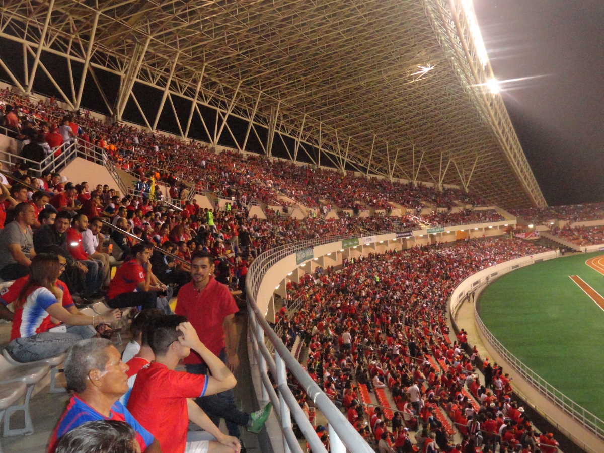 El abarrotado graderío este del Estadio Nacional, este 8 de octubre. Unos 35.000 aficionados observaron el amistoso Costa Rica-Sudáfrica (foto Rodrigo Calvo).