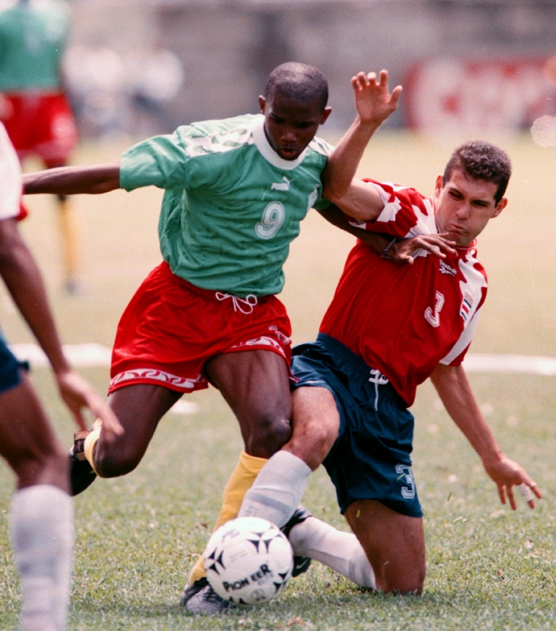 El defensor de Costa Rica, Luis Antonio Marín, marca en marzo de 1997 a un adolescente de 15 años, Samuel Eto'o, en el debut del delantero de Camerún. Años después se convirtió en una celebridad del fútbol, que militó en clubes de renombre como el Real Madrid, Barcelona, el Inter de Milán y el Chelsea.