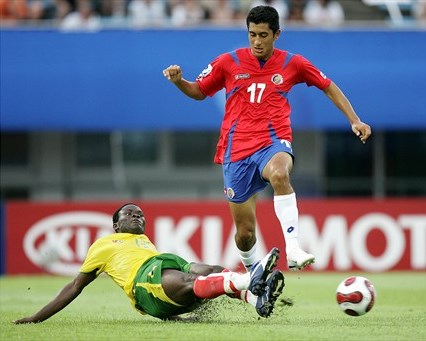 Josué Martínez (Nº 17), de Costa Rica, ante la Selección de Togo, en el Mundial Sub-17 de la FIFA del 2007 en Corea del Sur. El juego finalizó 1-1 y el atacante hizo el gol tico esa vez.