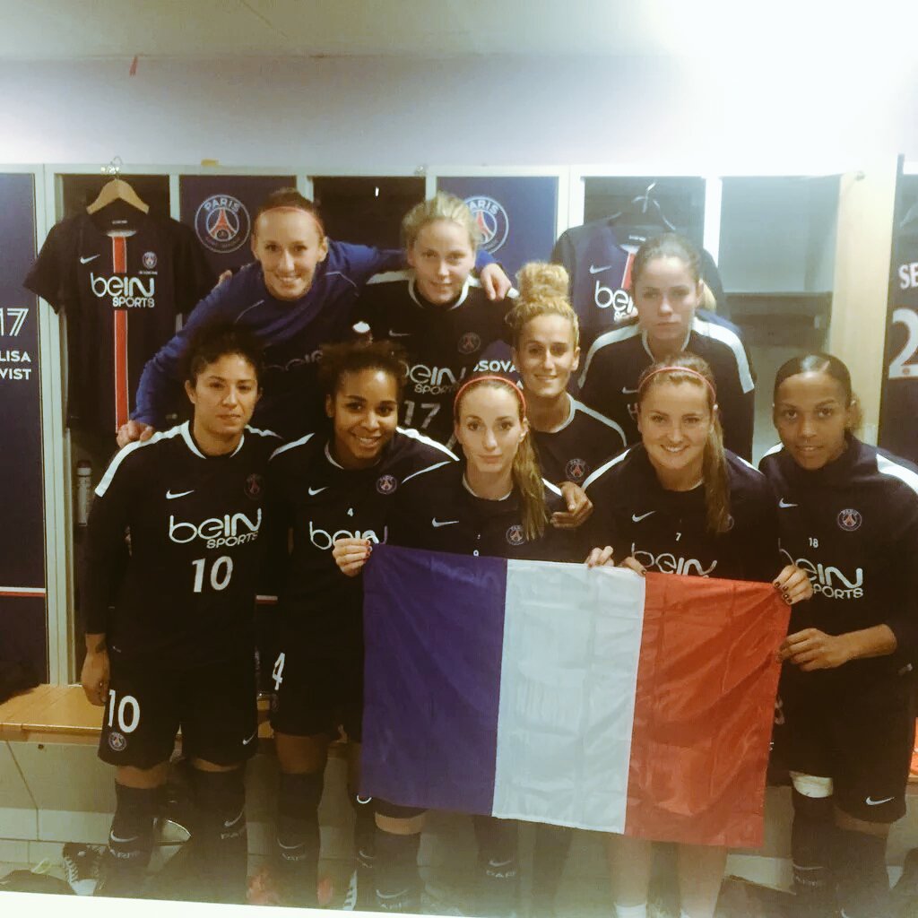 Las futbolistas francesas del París Saint-Germain femenino recibieron el apoyo de las jugadoras internacionales del club, procedentes de Costa Rica, Brasil, Alemania, Suecia, Polonia, Nigeria y Estados Unidos (foto 'Team Pics/PSG').