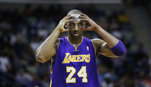 Kobe Bryant se ajusta una mascarilla ante los Hornets de Nueva Orleans, el 14 de marzo del 2012. En su poema "Querido Baloncesto", habló sobre lanzar tiros ganadores imaginarios en la NBA cuando era un niño y se enamoraba del juego.