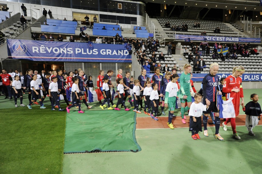 Los equipos femeninos del París Saint-Germain francés y el KIF Örebro DFF el miércoles pasado, cuando ingresaron al campo del estadio Charléty de París. El juego finalizó 0-0, por los octavos de final de la Champions League, y avanzó por haber anotado un gol de visitante, la semana anterior en Suecia (foto 'Team Pics/PSG').