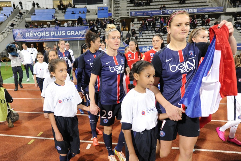 Las jugadoras del PSG y el Örebro portaron en parejas banderas de Francia, en homenaje a las víctimas de los ataques terroristas de la semana pasada en París, Francia. En primer plano, de izquierda a derecha, la brasileña Cristiane, la alemana Anja Mittag y la estadounidense Lindsey Horan (foto 'Team Pics/PSG').