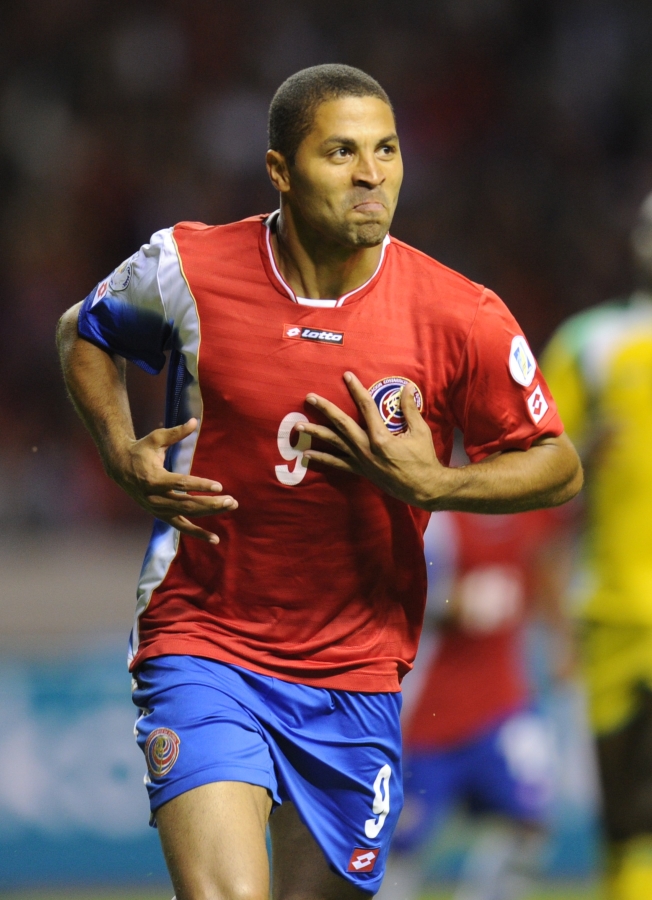 Álvaro Saborío festeja un gol de cabeza a Guyana, el 16 de octubre del 2012, que representó el gol número 1.000 en la historia de la Tricolor desde 1921. Esa vez, la 'Sele' goleó 7-0 en el Estadio Nacional.