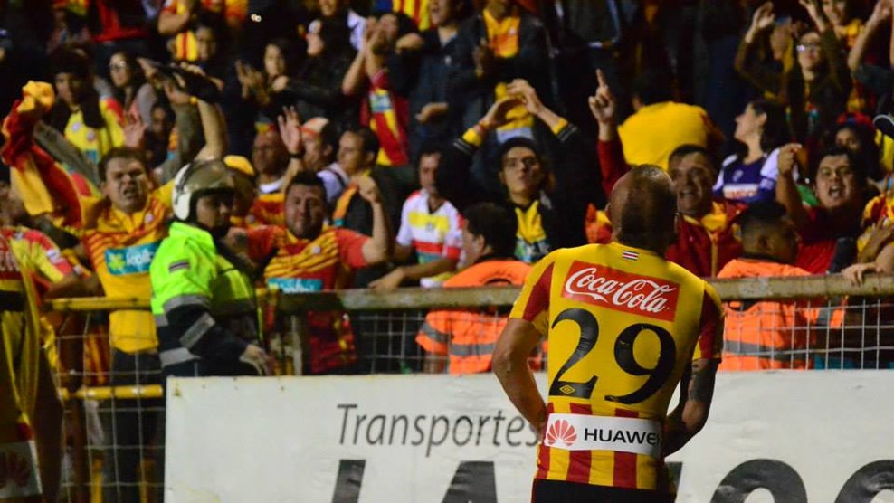 Esteban Ramírez (Nº 29) festeja con la afición rojiamarilla el gol más importante en su trayectoria deportiva, pues le dio reconocimiento mundial. Fue anotado al Saprissa en Heredia, el 2 de noviembre del 2014 (foto FIFA).