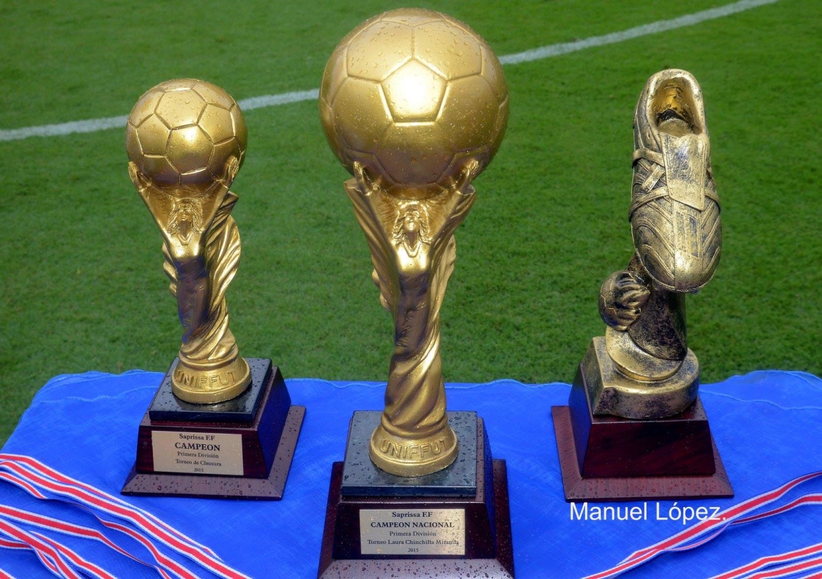 Los tres trofeos que la Unión Nacional de Fútbol Femenino (Uniffut) entregó este domingo al Deportivo Saprissa: el del Torneo de Clausura, el del Campeonato Nacional 2015 y el de máxima goleadora (foto Manuel López).