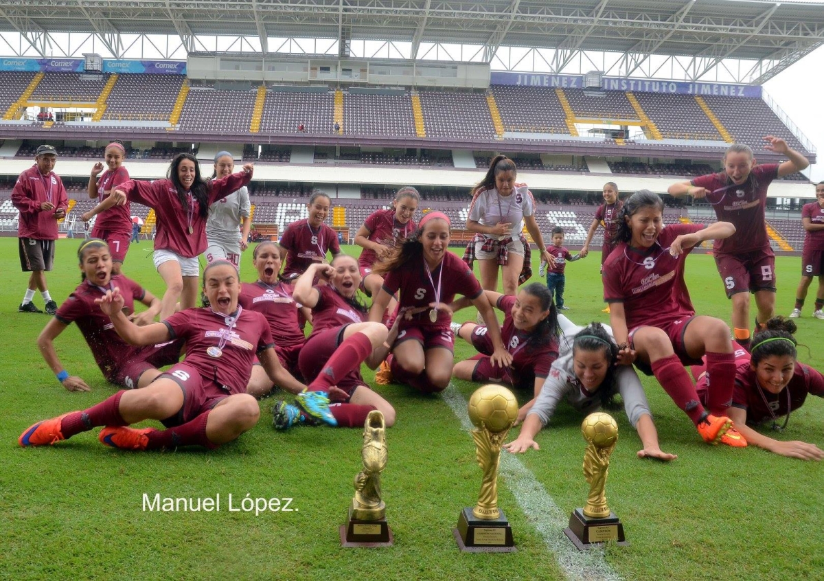Las saprissistas celebran el título de la temporada 2015, con los tres trofeos que se adjudicaron el domingo pasado, al ganar 3-0 a Arenal Coronado, en la final del Torneo de Clausura (foto Manuel López).