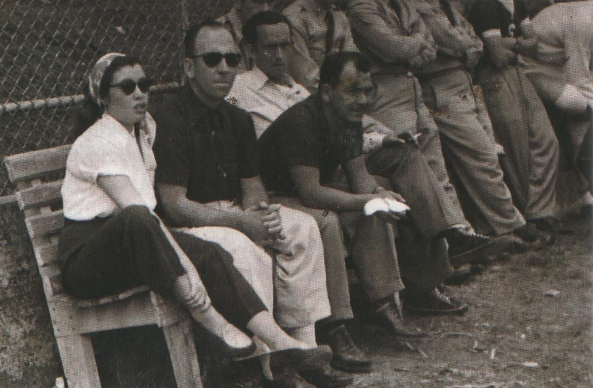 El brasileño Otto Pedro Bumbell, junto a su esposa y José Joaquín 'Pachico' García. El técnico suramericano ganó el primer título en la historia del club en Primera y lo hizo en forma invicta en 1952 (foto archivo de José Antonio Pastor).