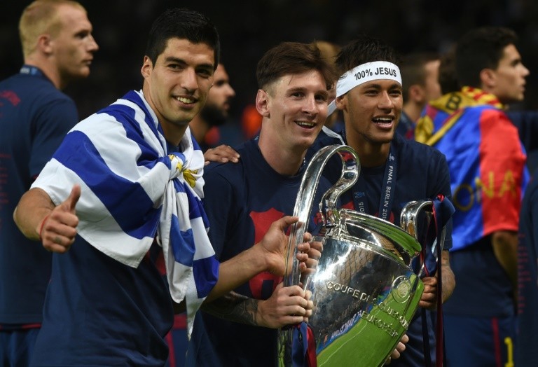 El trío goleador del FC Barcelona, con Luis Suárez (izquierda), Lionel Messi y Neymar Jr. Messi fue el mejor en una lista de 100 futbolistas que confeccionó el rotativo francés 'L'Equipe', para retornar así a la cima del fútbol mundial, escoltado por Neymar Jr. y Suárez, segundo y tercero de la clasificación, respectivamente (AFP).