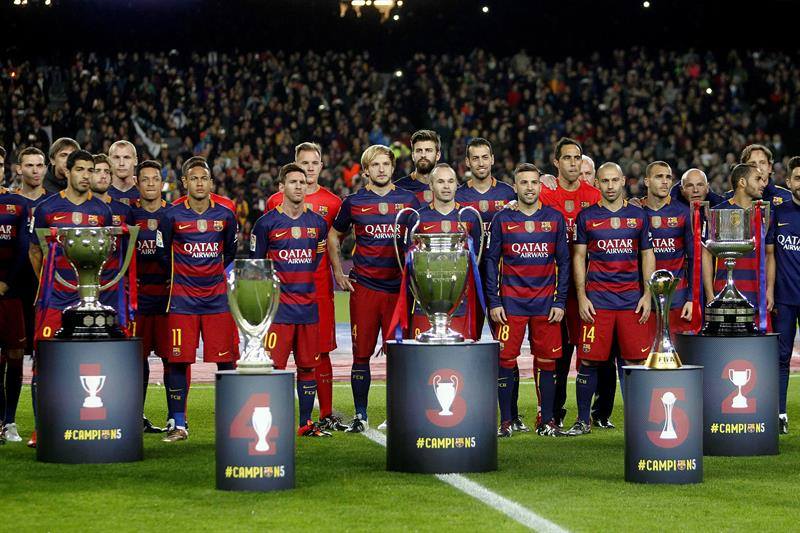 Los futbolistas del FC Barcelona muestran los cinco trofeos que ganó el club azulgrana de los seis posibles durante el 2015. Además, 13 de sus jugadores quedaron incluidos entre la lista de los 100 mejores del mundo en el año recién concluido (foto Liga BBVA).