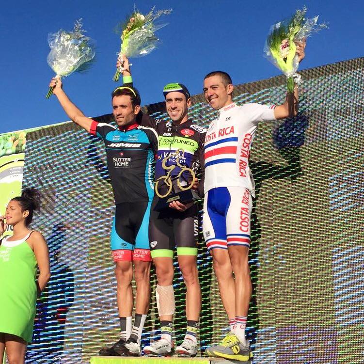 Un honor para el ciclismo costarricense. Janier Acevedo (Jamis), Eduardo Sepulveda (Argentina) y Román Villalobos (Costa Rica) en el podio de la cuarta etapa del Tour de San Luis, en Argentina (foto Team Jamis).