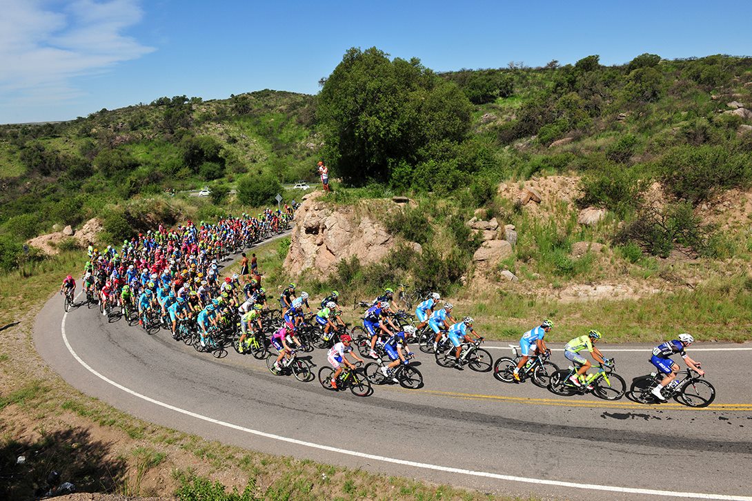 La caravana ciclística en plena cuarta etapa del Tour de San Luis, provincia de Argentina (foto Faceboook del Tour de San Luis; toursanluis.com).
