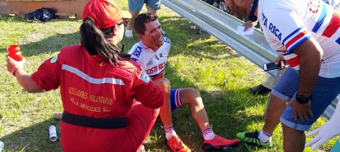 Juan Carlos Rojas, campeón cinco veces de la Vuelta a Costa Rica, sufrió una caída en la segunda etapa, el martes pasado, y fue atendido por el cuerpo médico del Tour de San Luis.