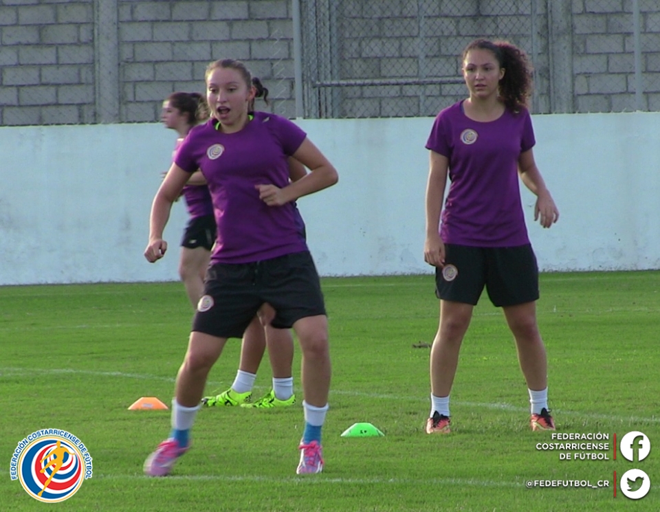 La capitana de la Sub-17 de Costa Rica, Gloriana Villalobos (izquierda), y María Fernanda Sanabria, forman parte del mediocampo de Costa Rica que jugará el Premundial de la Concacaf de marzo, en Granada (foto Facebook de la Fedefútbol).