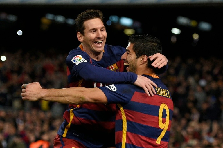 Lionel Messi felicita a Suárez al celebrar el gol en acción curiosa de penal durante el partido liguero entre el FC Barcelona y el Celta de Vigo, jugado este domingo 14 de febrero en el estadio Camp Nou, de Barcelona (foto Lluís Gené, de AFP).