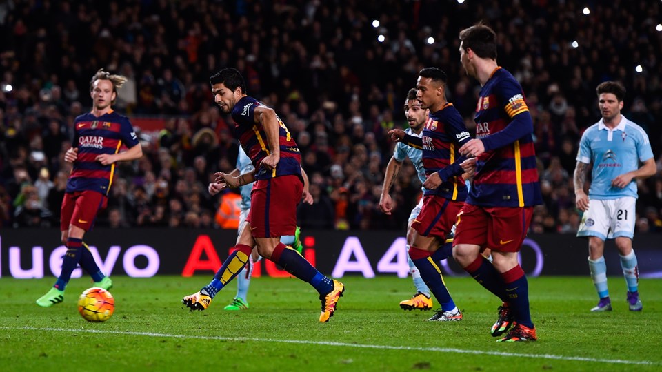 El uruguayo Luis Suárez (centro) se anticipa a su compañero, Neymar Jr., y anota el cuarto gol del FC Barcelona al Celta de Vigo, después de ser asistido por Lionel Messi (derecha) en el Camp Nou, de Barcelona , España (foto FIFA.com). 