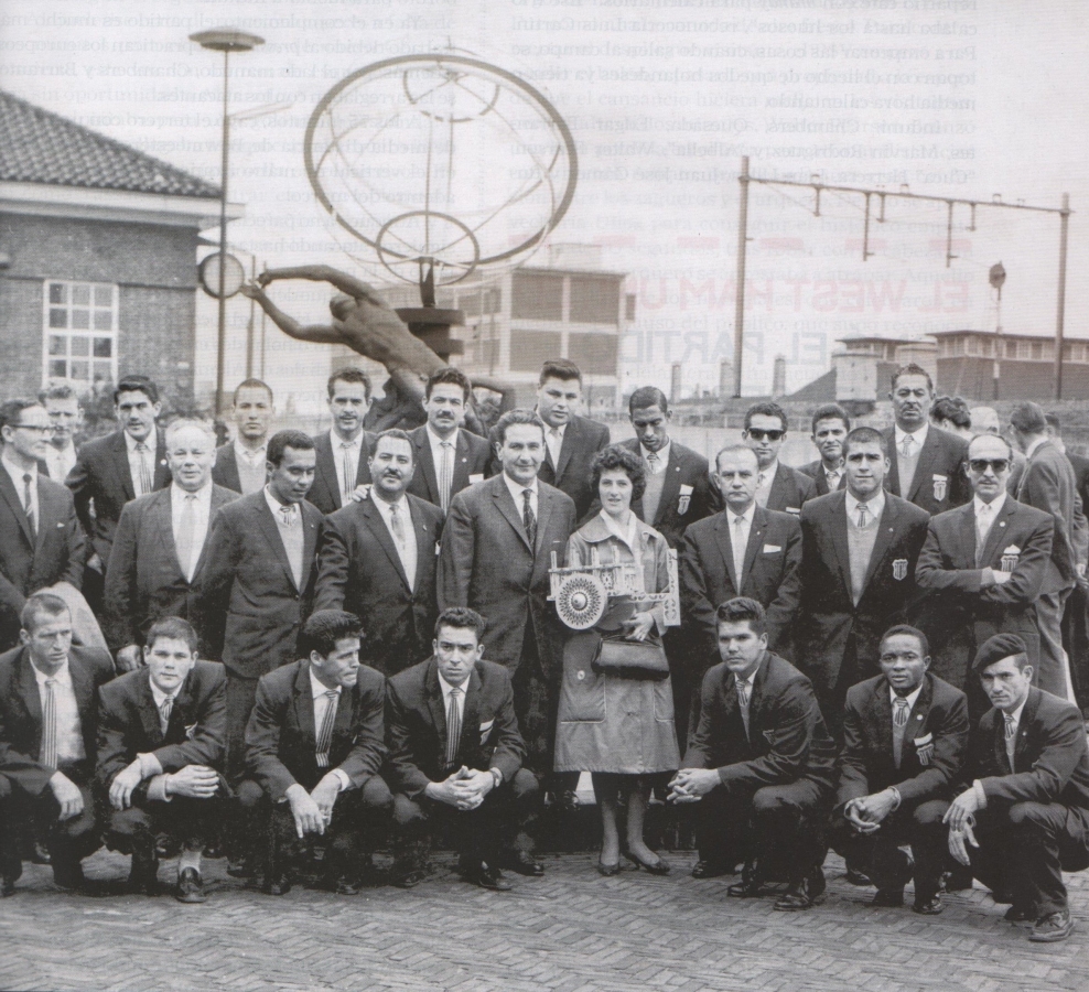 Liderados por su técnico chileno Hugo Tassara (último a la derecha, en la fila del medio), esta fue la delegación de la Liga Deportiva Alajuelense a finales de setiembre de 1960, durante su visita a la compañía Phillips, en Eindhoven, Holanda, durante la gira mundial de los manudos (foto archivo de José Antonio Pastor).