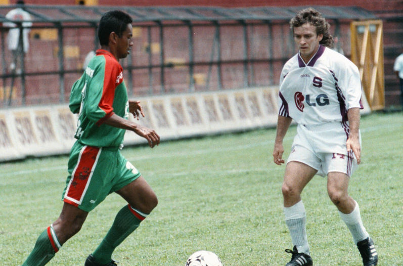 Óscar con la camiseta del Saprissa, con el que se adjudicó cuatro campeonatos de Costa Rica y dos de clubes de la Concacaf. Aquí ante el panameño Frank Lozada, de Carmelita.