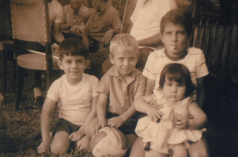 Óscar Ramírez (centro) con cinco años de edad y una bola de fútbol en sus manos, en la casa de su abuela.