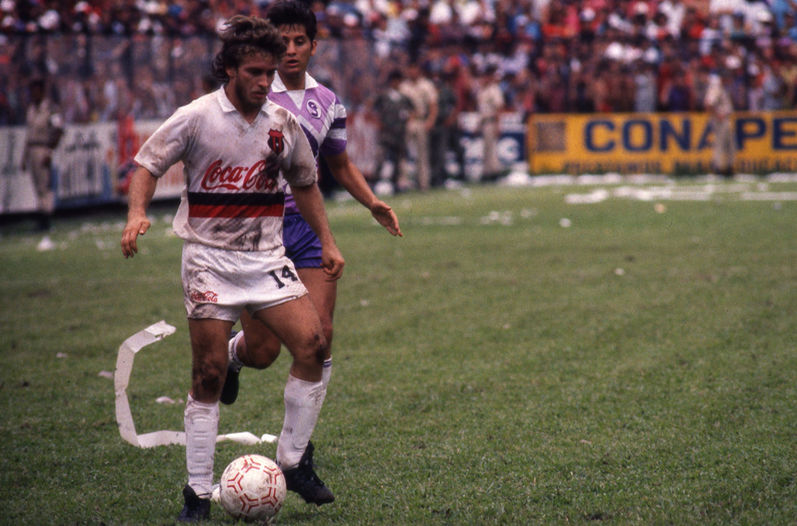 Ramírez vestido de rojinegro ante el saprissista Ronald González, en la final nacional de 1992. Con Alajuelense, 'el Machillo' ganó cuatro títulos locales y uno de la Concacaf.