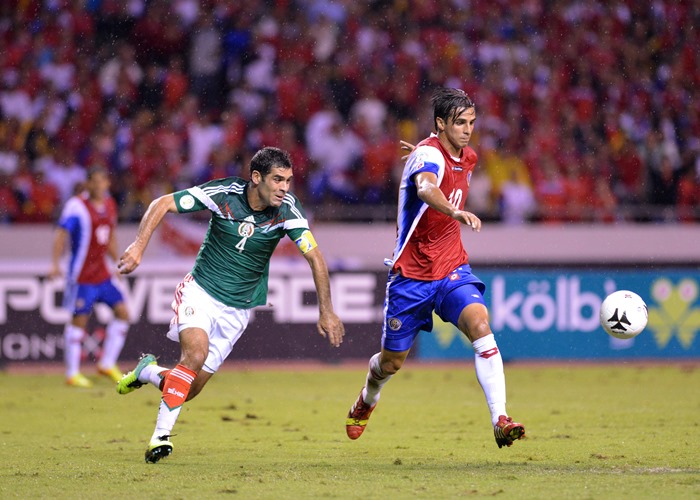 Bryan Ruiz (derecha) se apresta para anotar el primer gol contra México, en el cierre de la hexagonal final al Mundial de Brasil 2014, ante la débil marca del zaguero azteca Rafael Marquez. La 'Tricolor' se impuso 2-1 en el Estadio Nacional de San José, el 15 de octubre del 2013 (foto Ezequiel Becerra, de AFP).