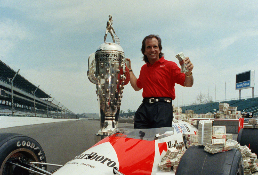 Emerson Fittipaldi posa con el premio en efectivo por $1,001,604, después de ganar las 500 millas de Indianápolis, en mayo de 1989.