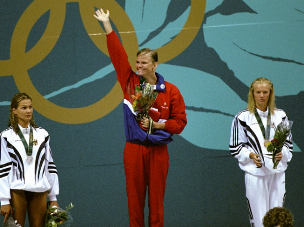 El momento cumbre del deporte de Costa Rica en toda su historia. La nadaora Claudia Poll se ubica en lo más alto del podio de Atlanta 1996, al ganar hace 20 años la medalla de oro en los 200 metros libre, por encima de las alemanas Franziska Van Amsick (izquierda) y Dagmar Hase, durante el centenario olímpico.