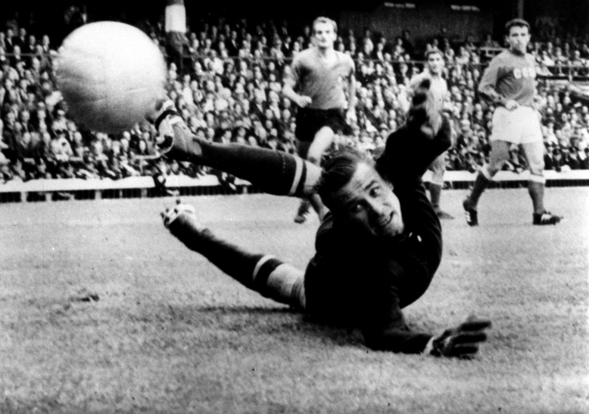 Lev Yashin se lanza ante un remate de la delantera de Italia. El jugador de la antigua Unión Soviética es el único portero de la historia en ganar el Balón de Oro de Europa, en 1963; además jugó durante 21 temporadas en el Dinamo de Moscú.