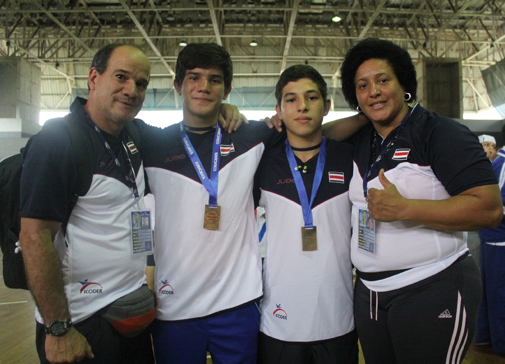 Kenia Rodríguez Ocaña (derecha) en una reciente competencia regional junto al entrenador nacional de judo, Andrés Sancho (izquierda) y los atletas Julián Sancho y Luis Quirós.