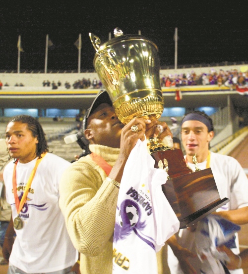 Medford besa la copa de la Concacaf del 2005, tras ganar con el Saprissa la final regional frente a los Pumas de la UNAM, jugada en mayo de ese año en Ciudad de México. Desde entonces, ningún equipo que no sea mexicano se adjudicó este torneo regional (AFP).