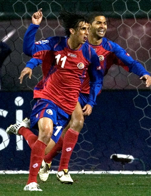 Bryan Ruiz (Nº 11) festeja el primero de sus goles a Estados Unidos, el 14 de octubre del 2009, el día en que Costa Rica igualó 2-2 en Washington D. C. y perdió la opción del boleto directo al Mundial de Sudáfrica 2010. Debió, entonces, jugar un repechaje que perdió con Uruguay (AFP).