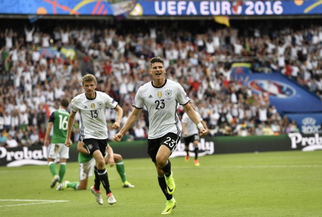 El campeón mundial, Alemania, es favorito para ganar el título en la Eurocopa 2016 de Francia. Aquí su goleador, Mario Gómez (centro), festeja tras marcar el primer gol alemaán ante Irlanda del Norte, en el cierre del grupo C de la Euro en París, este martes 21 de junio del 2016 (foto FIFA.com).