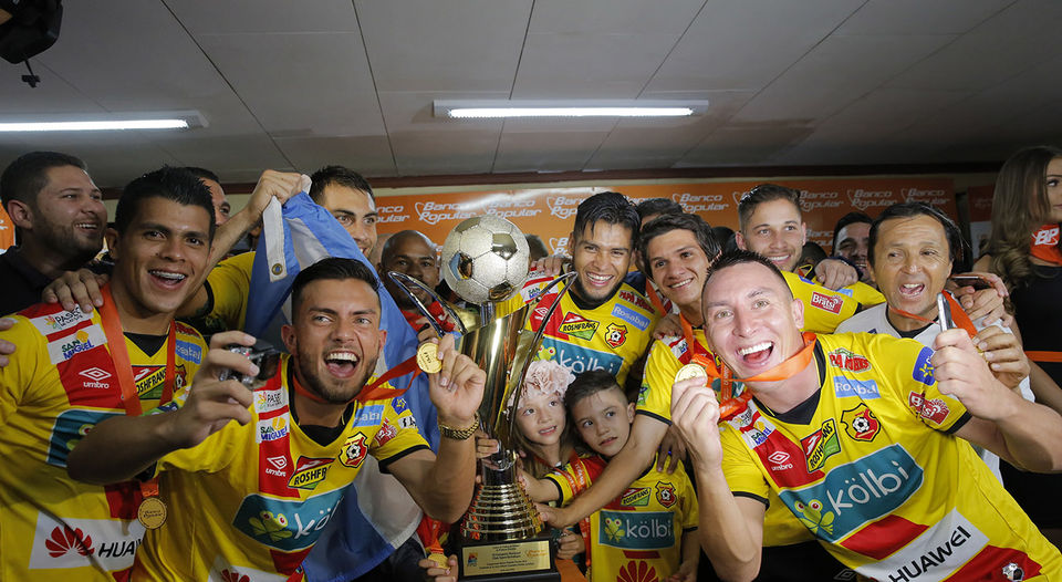 Momento culminante en la consecución del título 25º en la historia del Club Sport Herediano, el 14 de mayo, luego de que la Unafut le entregó el trofeo de monarca del Torneo de Verano 2016 (foto Nacion.com).