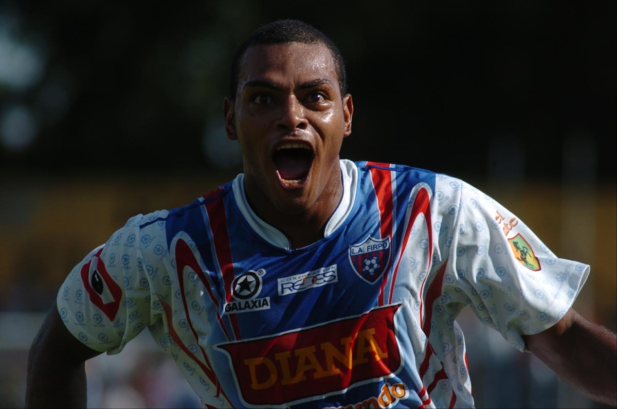 David Diach grita un gol en el 2006 con el Luis Ángel Firpo, de El Salvador. En el 2000 fue sancionado por dopaje en el fútbol de Grecia; hoy, a los 41 años, sigue activo con Juventud Escazuceña, en la Segunda División.
