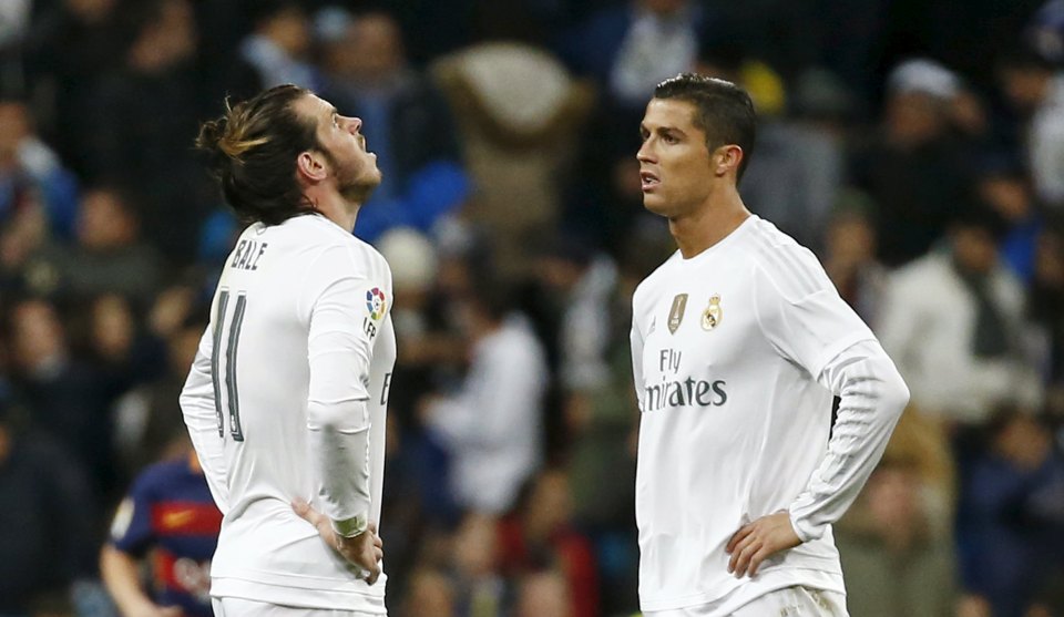 Gareth Bale (izquierda) y Cristiano Ronaldo no sostuvieron una relación amistosa dentro y fuera de la cancha al principio de su presencia en el Real Madrid (foto FIFA.com).