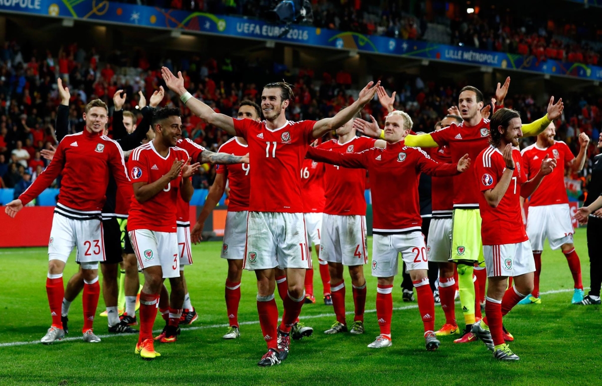 Los seleccionados de Gales, liderados por su astro Gareth Bale (Nº 11), celebran el pase a semifinales el pasado 1º de julio, al superar 3-1 a Bélgica, en los cuartos de final de la Eurocopa 2016 (foto Facebook de la Euro UEFA 2016).