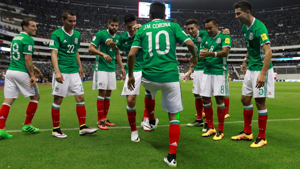 Jesús 'Tecatito' Corona festeja su gol a Canadá con sus compañeros, que consolidó la victoria de México por 2-0 el 29 de marzo anterior en el estadio Azteca, para liderar el grupo A de la cuarta ronda de la Concacaf al Mundial de Rusia 2018 (foto FIFA.com).
