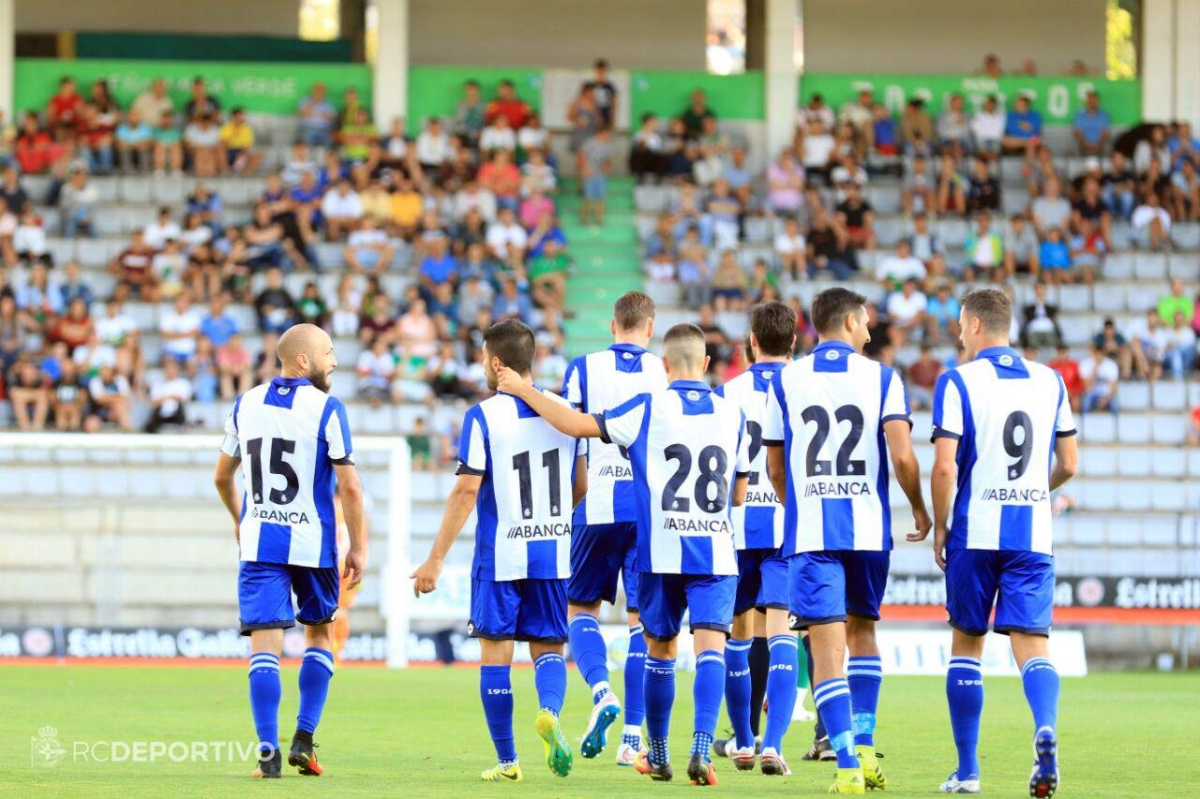 Celso Borges (Nº 22) festeja el segundo gol de La Coruña ante el Racing de Ferrol, anotado por el español Oriol Riera el 29 de julio anterior (foto Facebook del Deportivo La Coruña).