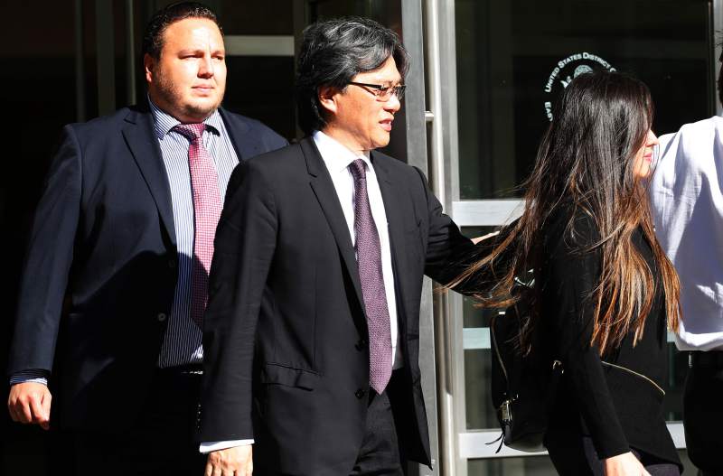 Eduardo Li dio amplios detalles en la Corte Federal de Nueva York sobre los sobornos aceptados entre el 2007 y el 2015. Aquí el expresidente federativo a su salida de los tribunales con su hija Andrea y su sobrino Andrés Venegas (foto AFP).