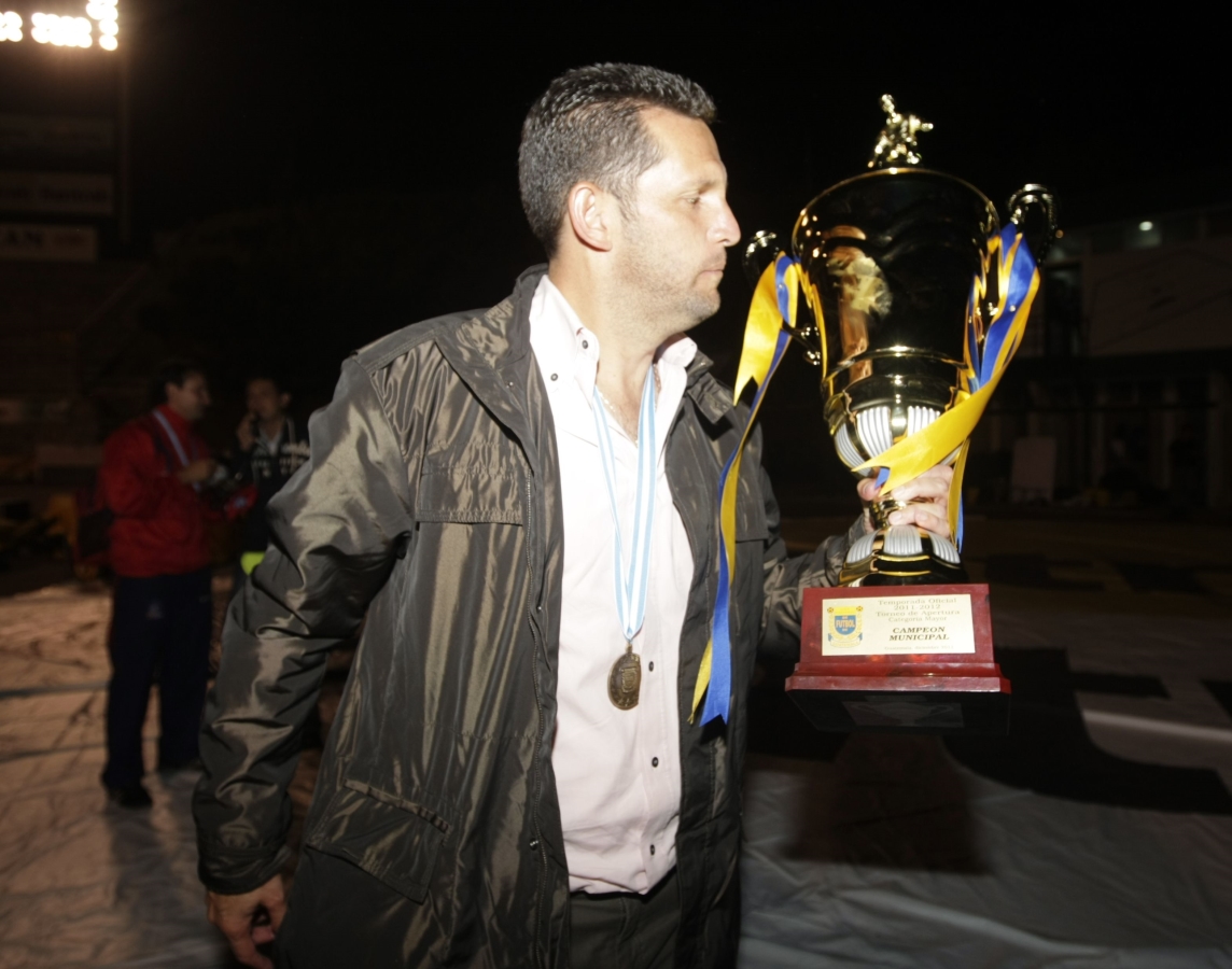 El exfutbolista y técnico Javier Delgado guió al Municipal al título del fútbol de Guatemala durante el Torneo de Apertura 2011 (foto archivo de Rodrigo Calvo).