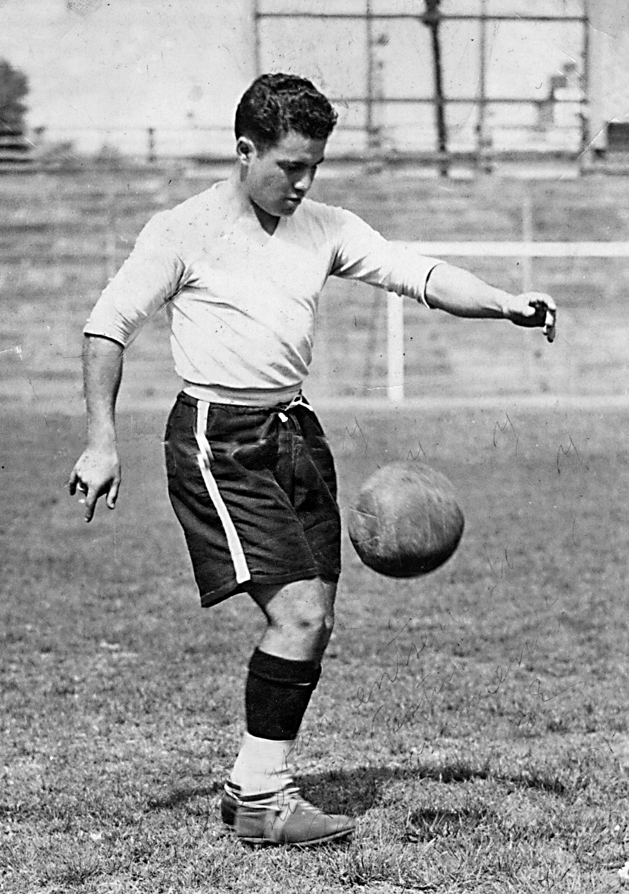 Rodolfo "Butch" Muñoz consiguió en 1945 el título del fútbol mexicano como jugador y técnico con el España, club loca de la colonia española. Este galardón lo ubica como el único costarricense que, en el banquillo, campeonizó en un torneo profesional del balompié azteca (foto archivo de Rodrigo Calvo).