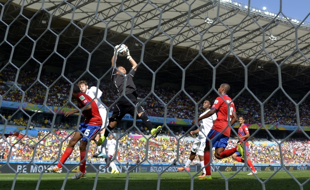 Keylor Navas corta un centro de la ofensiva inglesa, el 24 de junio del 2014 en Belo Horizonte, Brasil. El arquero fue la figura de Costa Rica ante Inglaterra, en el empate 0-0, que le dio el primer lugar en el denominado "Grupo de la Muerte" (AFP).