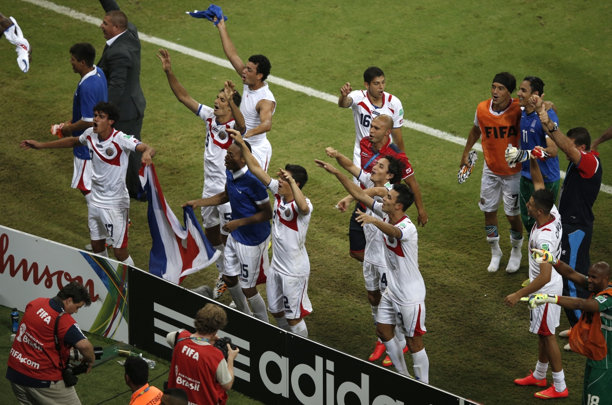 Los seleccionados ticos festejan con los aficionados, luego de vencer 5-3 en penales a Grecia, para una histórica clasificación a cuartos de final del Mundial brasileño. Pasó el 29 de junio del 2014, en Recife, Brasil (AFP).