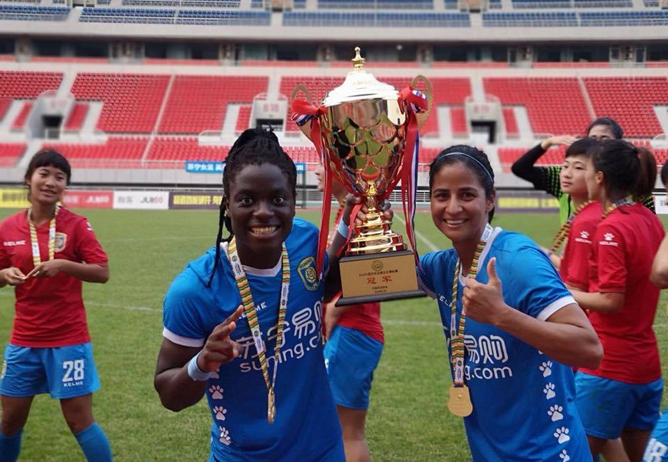Las dos extranjeras del Jiangsu Suning FC, Shirley Cruz, de Costa Rica, y Tabitha Chawinga, de Malawi, muestran con orgullo el trofeo ganado el 14 de julio pasado al campeonizar en la Copa Nacional de las Regiones de China (foto Facebook de Shirley Cruz). 