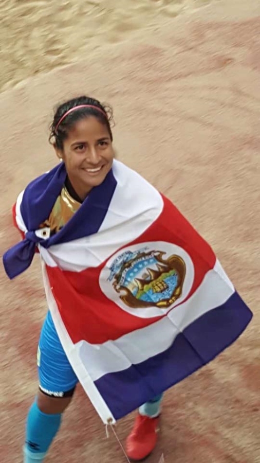 Envuelta con la Bandera de Costa Rica, Shirley Cruz se muestra feliz y orgullosa el 3 de noviembre anterior, tras adjudicarse la final de la Copa Nacional FA de China con el Jiangsu Suning FC en la final contra el Dalián Quanjian, al que goleó 3-0 (foto Facebook de Shirley Cruz).