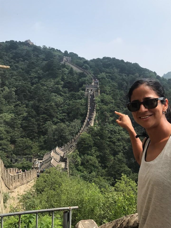Cada rato libre que tiene en China lo aprovecha Shirley Cruz para visitar legendarios destinos turísticos, como sucedió el 7 de agosto anterior al conocer la Gran Muralla China, la legendaria fortificación ubicada en Pekín (foto Facebook de Shirley Cruz).
