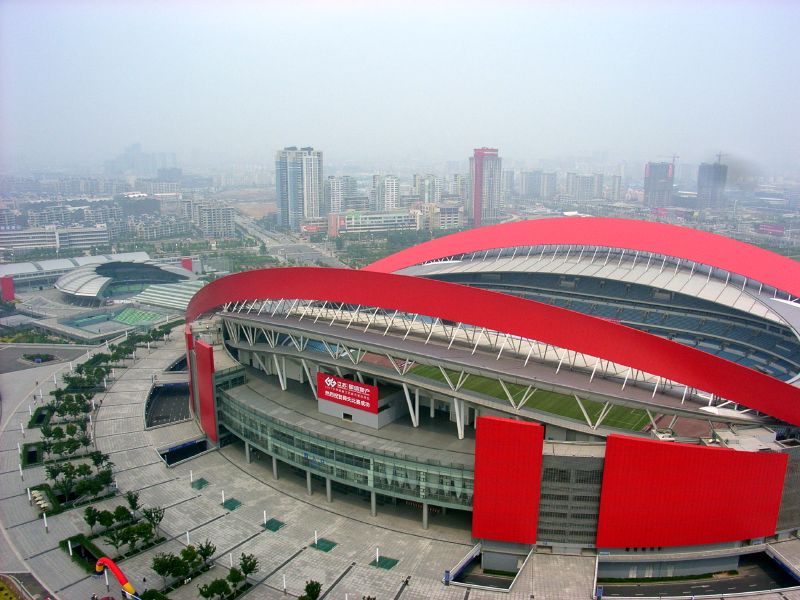 Este es el majestuoso estadio del Centro Deportivo Olímpico, de la ciudad de Nankín, en la provincia china de Jiangsu. Allí, el club de Shirley Cruz, Jiangsu Suning FC, realiza sus partidos como local. Según la tica, guarda similitud con el Estadio Nacional de Costa Rica, en La Sabana, San José. Se inauguró hace más de 13 años, el 1º de mayo del 2005, y tiene capacidad para 65.759 personas (foto Wikimedia Commons).