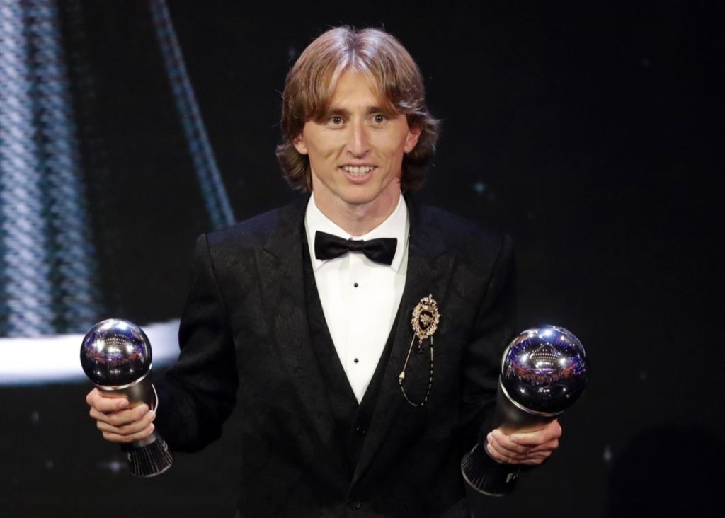 El croata Luka Modric muestra con orgullo los galardones 'The Best' que recibió de la FIFA, al consagrarse el mejor jugador del 2018 y miembro del equipo ideal de la temporada en el fútbol mundial (foto Facebook de la FIFA).