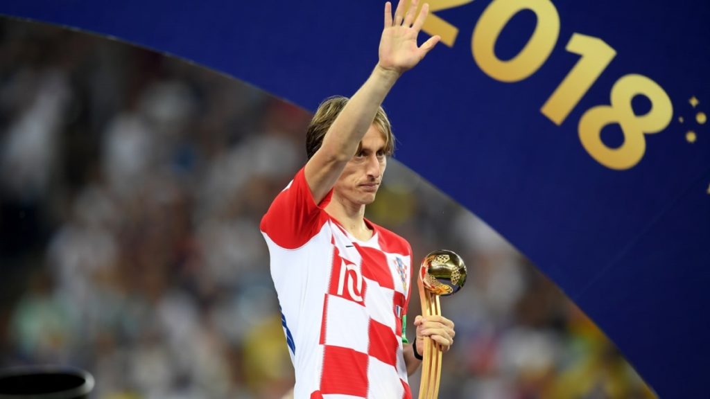 El 15 de julio anterior, el croata Luka Modric recibió el premio 'Balón de Oro' del Mundial ruso. No estaba nada contento cuando recogió el galardón, luego del revés sufrido por 4-1 en la final ante Francia, realizada en Moscú, Rusia (foto Facebook del Mundial de Rusia 2018).